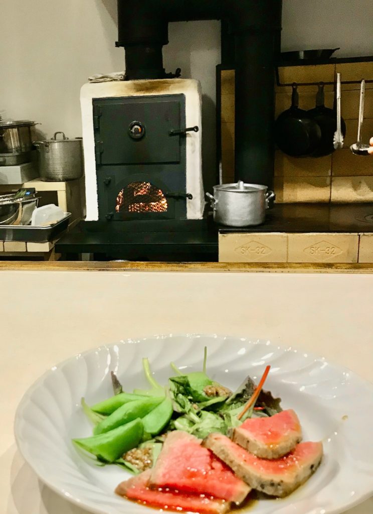 ストーブキッチン を使ったレストラン ストーブキッチン ・ゲストハウス