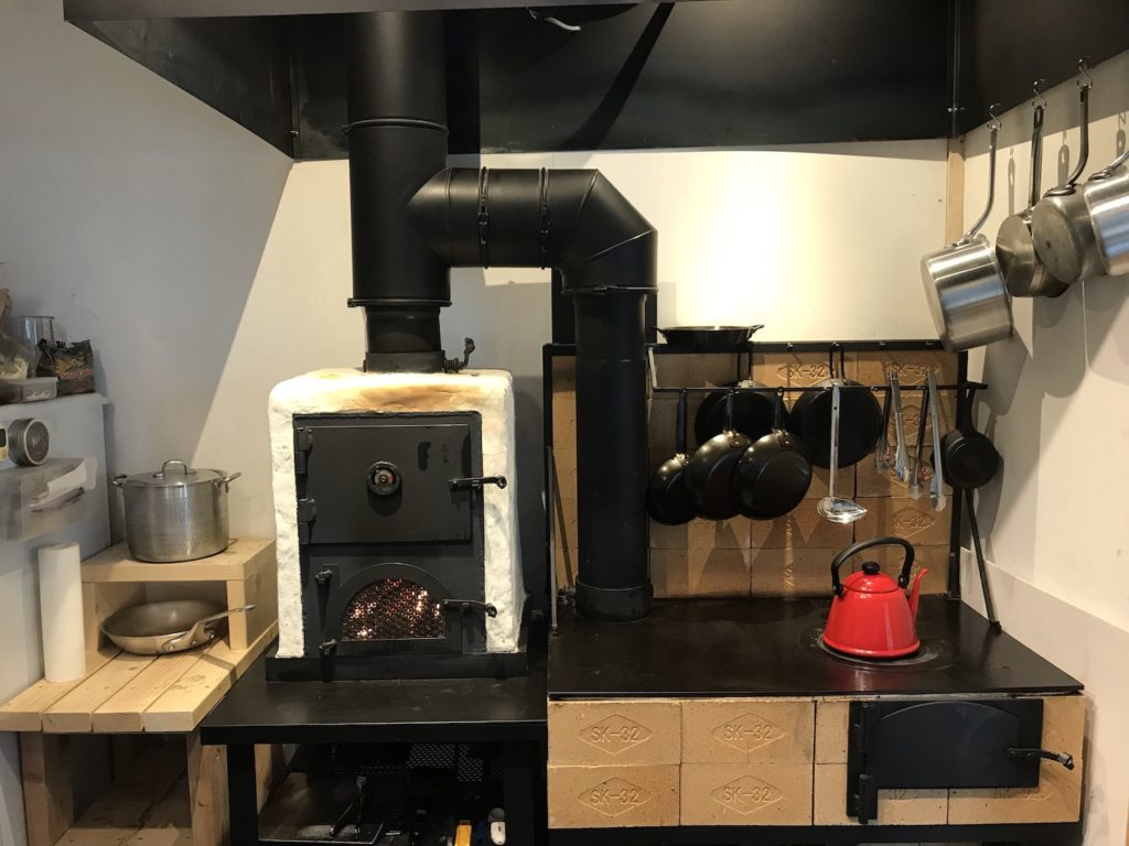 ストーブキッチン を使ったレストラン ストーブキッチン ・ゲストハウス
